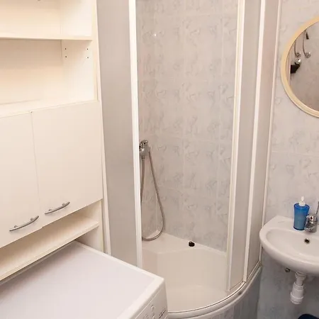 Apartament Anavi 93 *
